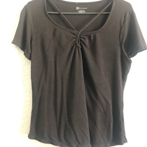 No Boundaries Juniors black top with cinched cut out in front - Picture 2 of 4